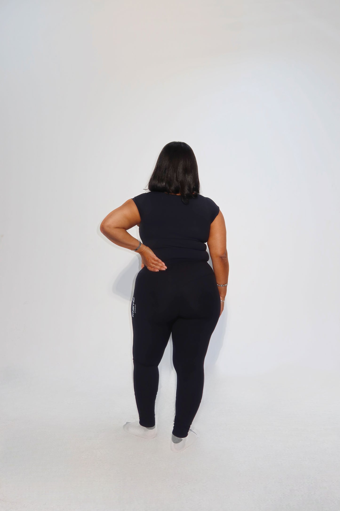 SHORT SLEEVE SEMI CROPPED T-SHIRT W. BUILT IN BRA AND BODY CONTOURING LEGGINGS COMBO