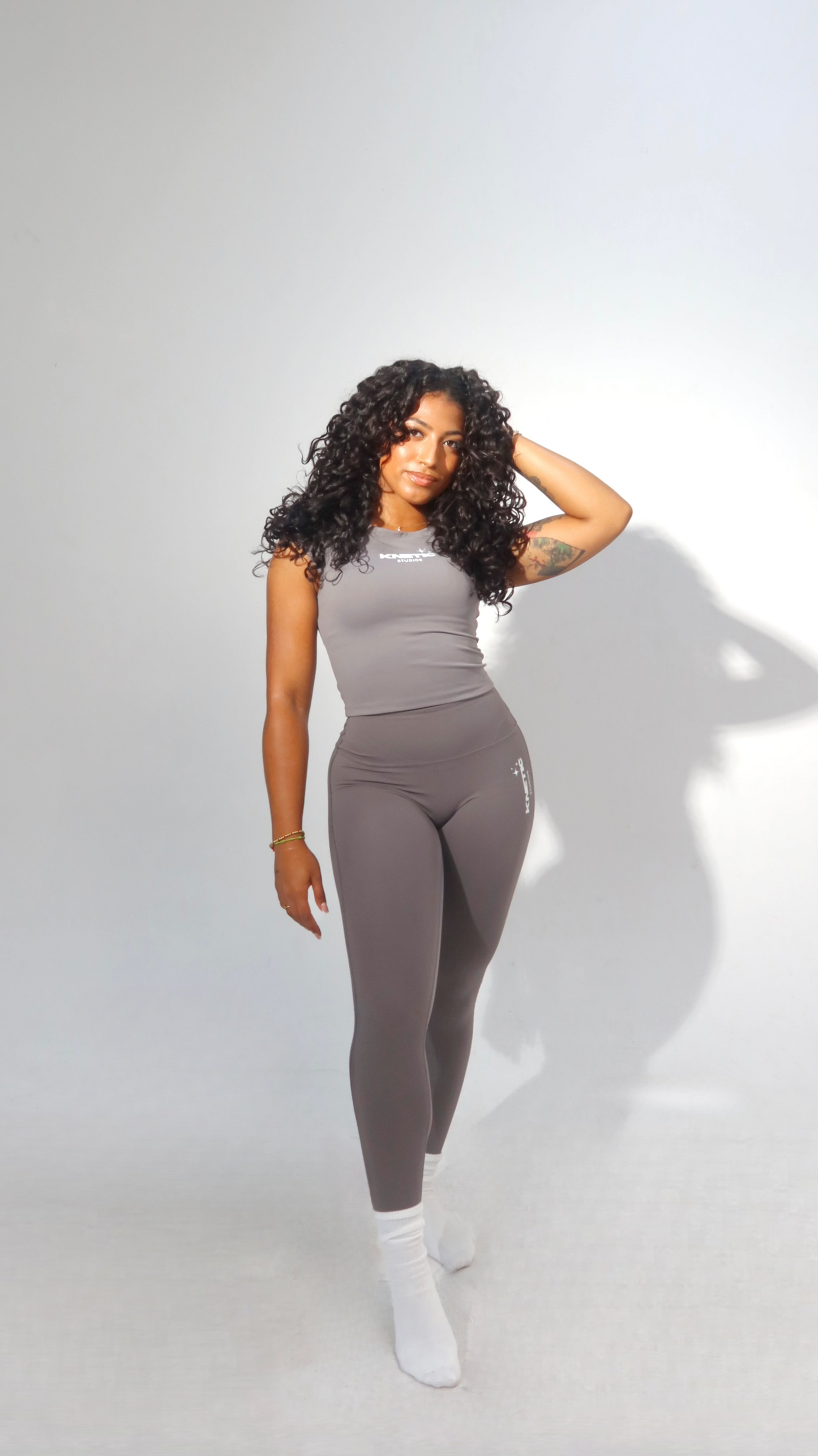 SHORT SLEEVE SEMI CROPPED T-SHIRT W. BUILT IN BRA & CUTOFF
SLEEVES